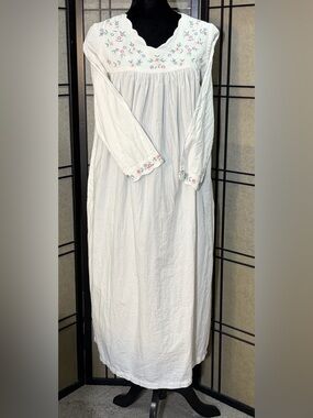 Smithsonian Institution Long Nightgown Sz S White Cotton Embroidered Cottage VTG